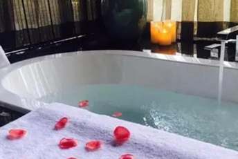 杭州钱塘区水疗池中的失重冥想：当身体学会漂浮